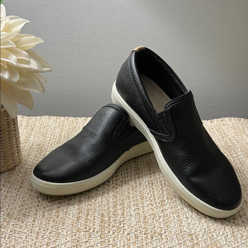 Ecco Black Pebble Leather Slip-On Sneakers. Size 39 EU (8-8.5 US)